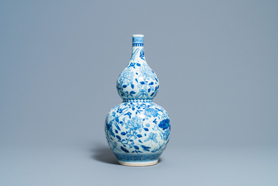 Een Chinese blauw-witte kalebasvaas, 19e eeuw