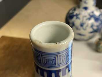 Un vase de forme double gourde en porcelaine de Chine en bleu et blanc, 19&egrave;me