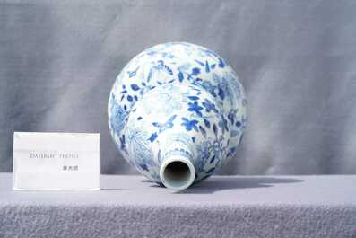 Un vase de forme double gourde en porcelaine de Chine en bleu et blanc, 19&egrave;me