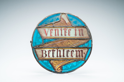 Een beschilderd glazen medaillon met inscriptie 'Venite in Bethleem', 17e eeuw