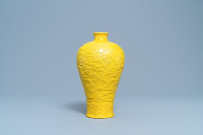 Een Chinese monochrome gele 'meiping' 'draken' vaas met reli&euml;fdecor, Republiek