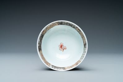 Une tasse et soucoupe en porcelaine de Chine famille rose &agrave; d&eacute;cor de la r&eacute;colte, Yongzheng