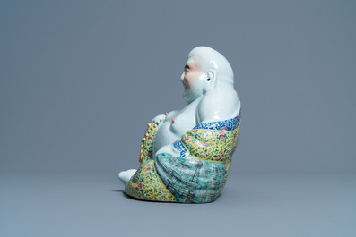 Une figure de Bouddha en porcelaine de Chine famille rose, marque en creux, 19&egrave;me