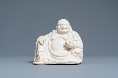 A Chinese Dehua blanc de Chine figure of Buddha, 18/19th C.