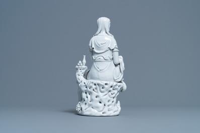 Une figure de Guanyin en porcelaine blanc de Chine de Dehua, marque de He Chaozong, 20&egrave;me