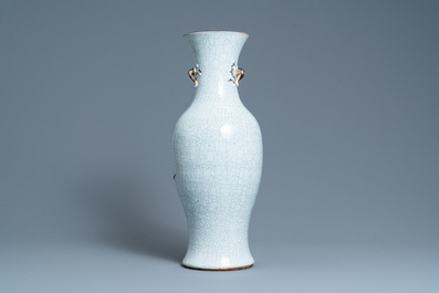 Un vase en porcelaine de Chine dite 'de Nankin' &agrave; d&eacute;cor d'un paon, marque de Chenghua, 19&egrave;me