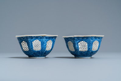 Une paire de bols ajour&eacute;s de forme octagonale en porcelaine de Chine en bleu et blanc, Kangxi