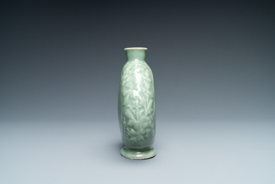 Drie Chinese monochrome celadon en blanc de Chine vazen en twee kommen, 19/20e eeuw