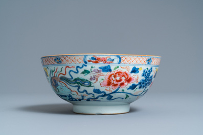 Un bol en porcelaine de Chine famille rose &agrave; d&eacute;cor de ph&eacute;nix, Qianlong