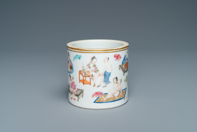 Un pot &agrave; pinceaux en porcelaine de Chine famille rose &agrave; sujet &eacute;rotique, 1&egrave;re moiti&eacute; du 19&egrave;me
