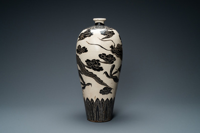 A large Chinese Cizhou meiping 'dragon' vase, Song/Yuan