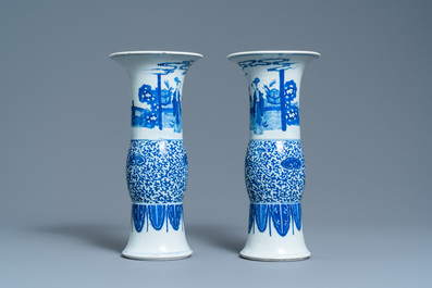 Une paire de vases en porcelaine de Chine en bleu et blanc, Guangxu