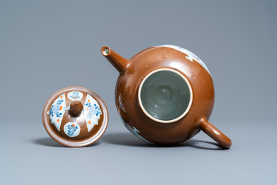 Une grande th&eacute;i&egrave;re en porcelaine de Chine &agrave; fond brun capucin, Qianlong