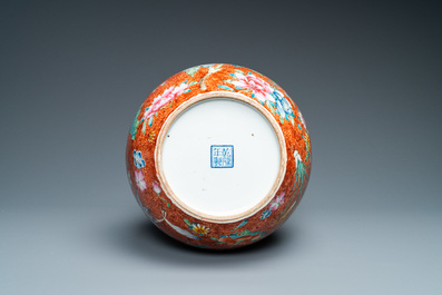 Un vase de forme bouteille en porcelaine de Chine famille rose &agrave; d&eacute;cor millefleurs, marque de Qianlong, R&eacute;publique