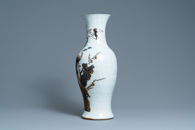 Un vase en porcelaine de Chine dite 'de Nankin' &agrave; d&eacute;cor d'un paon, marque de Chenghua, 19&egrave;me
