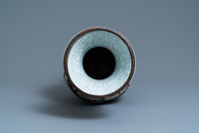 Un vase en porcelaine de Chine dite 'de Nankin' &agrave; d&eacute;cor d'un paon, marque de Chenghua, 19&egrave;me