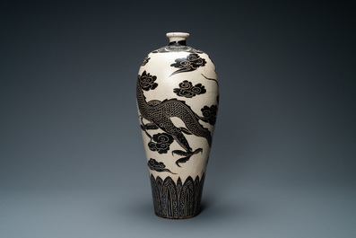 A large Chinese Cizhou meiping 'dragon' vase, Song/Yuan