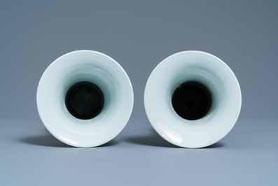 Une paire de vases en porcelaine de Chine en bleu et blanc, Guangxu