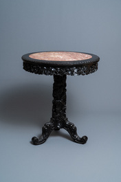 Een Chinese gesculpteerde houten tafel met marmeren bovenblad, 19e eeuw