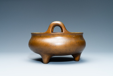 Een Chinese bronzen driepotige wierookbrander, Xuande merk, 18e eeuw