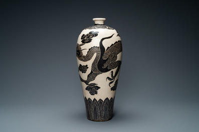 A large Chinese Cizhou meiping 'dragon' vase, Song/Yuan