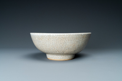 Un bol en porcelaine de Chine de type ge &agrave; &eacute;mail craquel&eacute;, Yongzheng/Qianlong