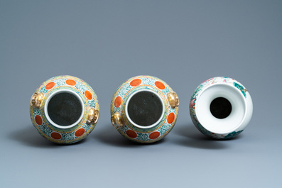 Une paire de vases en porcelaine de Chine famille rose de Canton et un &agrave; d&eacute;cor de guerriers, marque de Qianlong, 19&egrave;me