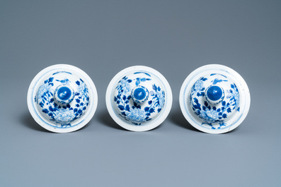 Drie Chinese blauw-witte dekselvazen, Kangxi merk, 19e eeuw