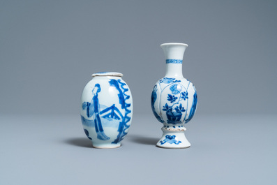 Une bo&icirc;te &agrave; th&eacute; et un vase de forme bouteille en porcelaine de Chine en bleu et blanc, Kangxi