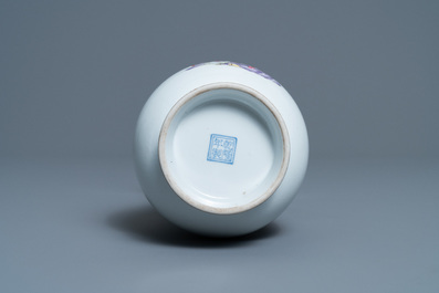 Un vase en porcelaine de Chine famille rose &agrave; d&eacute;cor de Shou Lao, marque de Qianlong, R&eacute;publique