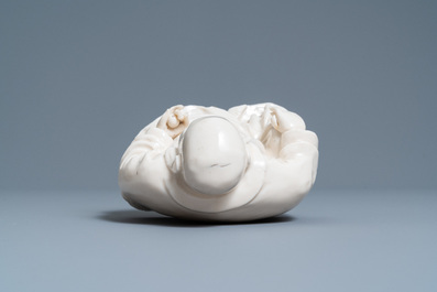 Une figure de Bouddha en porcelaine blanc de Chine de Dehua, 18/19&egrave;me