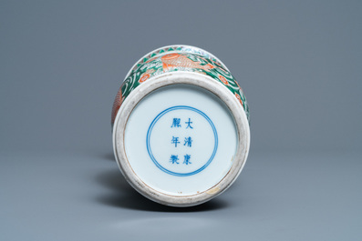 Een Chinese famille verte 'yenyen' vaas met een draak en karpers, Kangxi merk, 19e eeuw