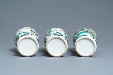 Une garniture de cinq vases en porcelaine de Chine famille verte, marque de Kangxi, 19&egrave;me