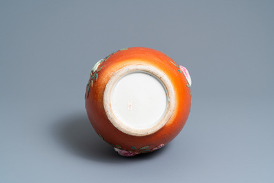 Un vase en porcelaine de Chine famille rose &agrave; d&eacute;cor de 'sanduo' appliqu&eacute; sur un fond en rouge de corail, 19&egrave;me