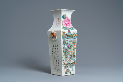 Een Chinese vierkante qianjiang cai vaas met antiquiteiten, 19e eeuw