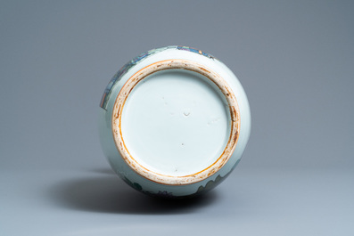 Un vase &agrave; d&eacute;cor biface en porcelaine de Chine famille rose, 19/20&egrave;me
