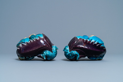 Een paar Chinese turquoise- en aubergine-geglazuurde modellen van fabeldieren, 19e eeuw