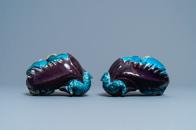 Une paire de mod&egrave;les d'animaux mythiques en porcelaine de Chine en turquoise et aubergine, 19&egrave;me