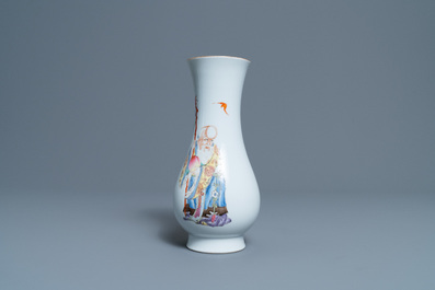Un vase en porcelaine de Chine famille rose &agrave; d&eacute;cor de Shou Lao, marque de Qianlong, R&eacute;publique