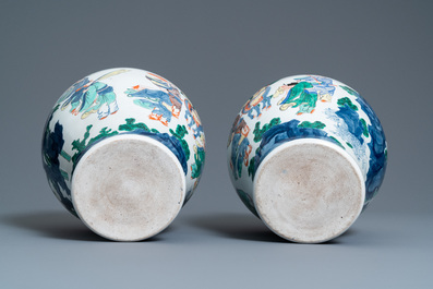 Une paire de pots couverts en porcelaine de Chine wucai, 19/20&egrave;me