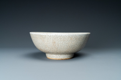 Un bol en porcelaine de Chine de type ge &agrave; &eacute;mail craquel&eacute;, Yongzheng/Qianlong