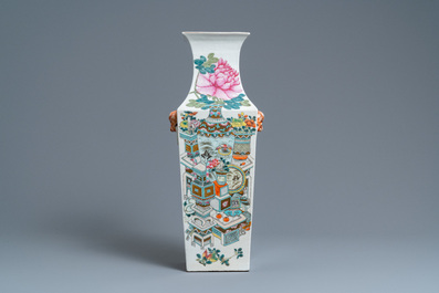 Een Chinese vierkante qianjiang cai vaas met antiquiteiten, 19e eeuw
