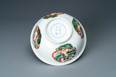A Chinese famille verte 'phoenixes' bowl, Chenghua merk, Kangxi