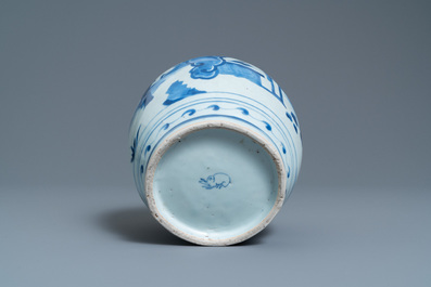 Een Chinese blauw-witte pot met figuren in een landschap, haas merk, Wanli
