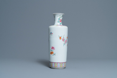 Un vase de forme rouleau en porcelaine de Chine famille rose &agrave; d&eacute;cor de coqs, 19&egrave;me