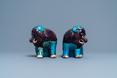 Une paire de mod&egrave;les d'animaux mythiques en porcelaine de Chine en turquoise et aubergine, 19&egrave;me