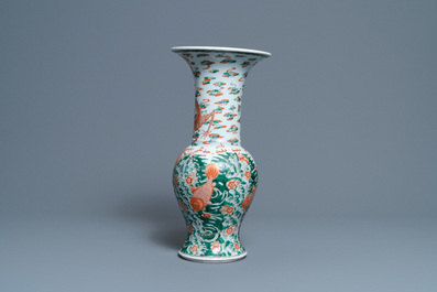 Un vase de forme 'yenyen' en porcelaine de Chine famille verte, marque de Kangxi, 19&egrave;me