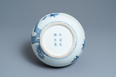 Un vase de forme 'tianqiu ping' en porcelaine de Chine en bleu et blanc &agrave; d&eacute;cor de neuf p&ecirc;ches, marque de Qianlong, 20&egrave;me