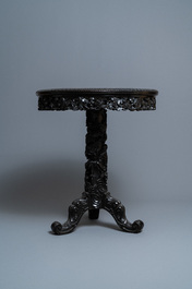 Een Chinese gesculpteerde houten tafel met marmeren bovenblad, 19e eeuw