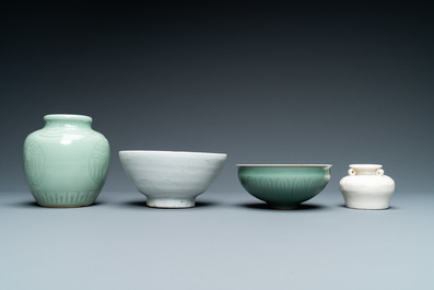 Drie Chinese monochrome celadon en blanc de Chine vazen en twee kommen, 19/20e eeuw